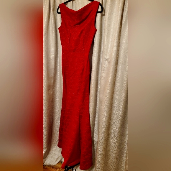 MUXXN RED DRESS - Picture 1 of 3